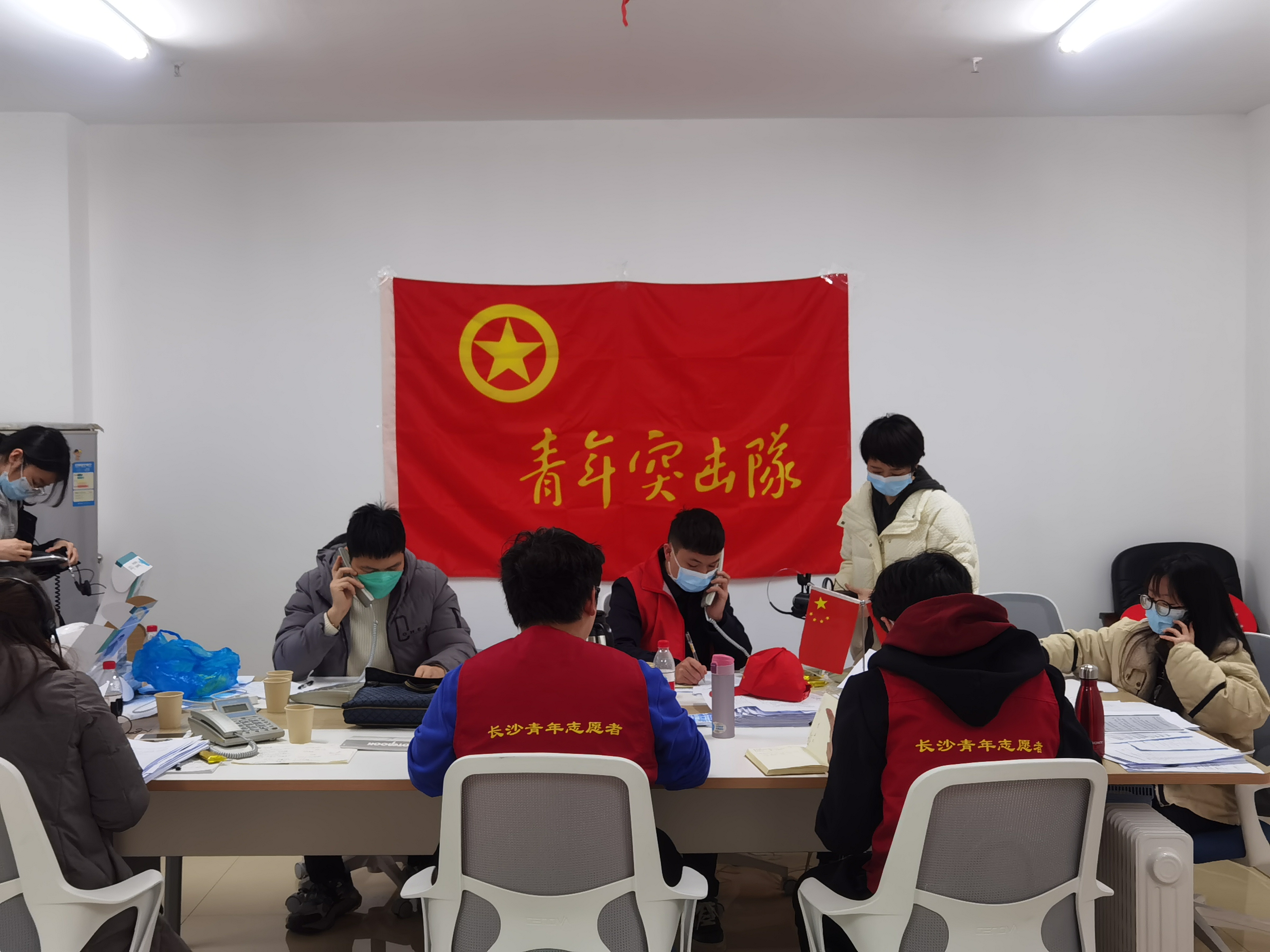 岳麓防疫青年志愿者特写：要让热线始终“在线”