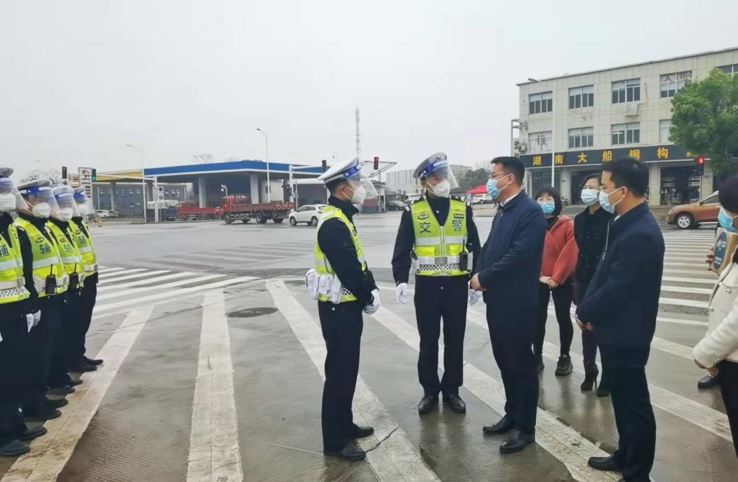 团省委慰问长沙市青年突击队、青年雷锋志愿者