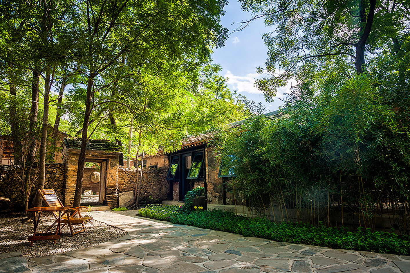 门头沟区百花山社民宿负责人告诉记者,外地进京人员在办理入住时以