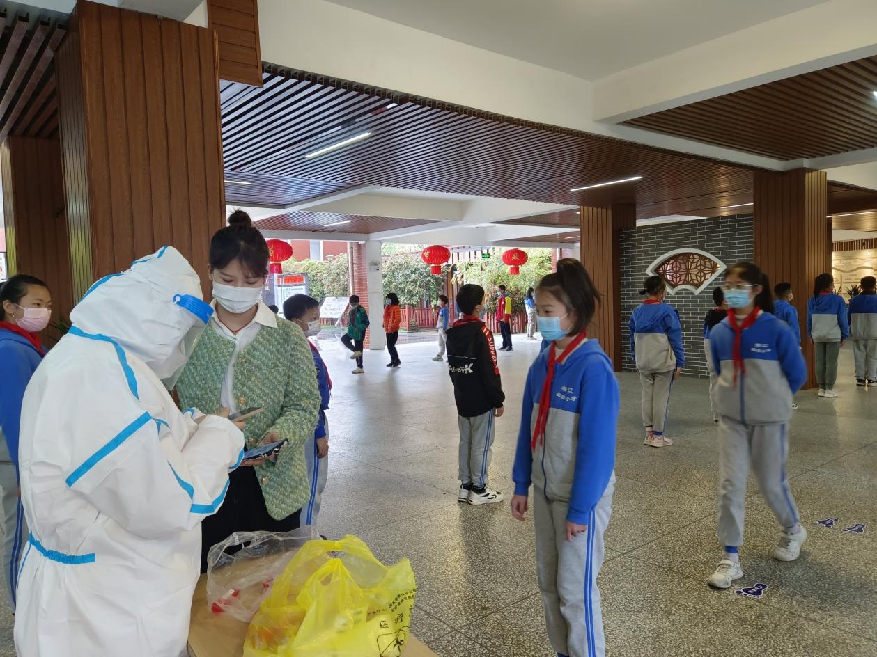 长沙市岳麓区湘江实验小学：穿上防护服，我们依然认得您