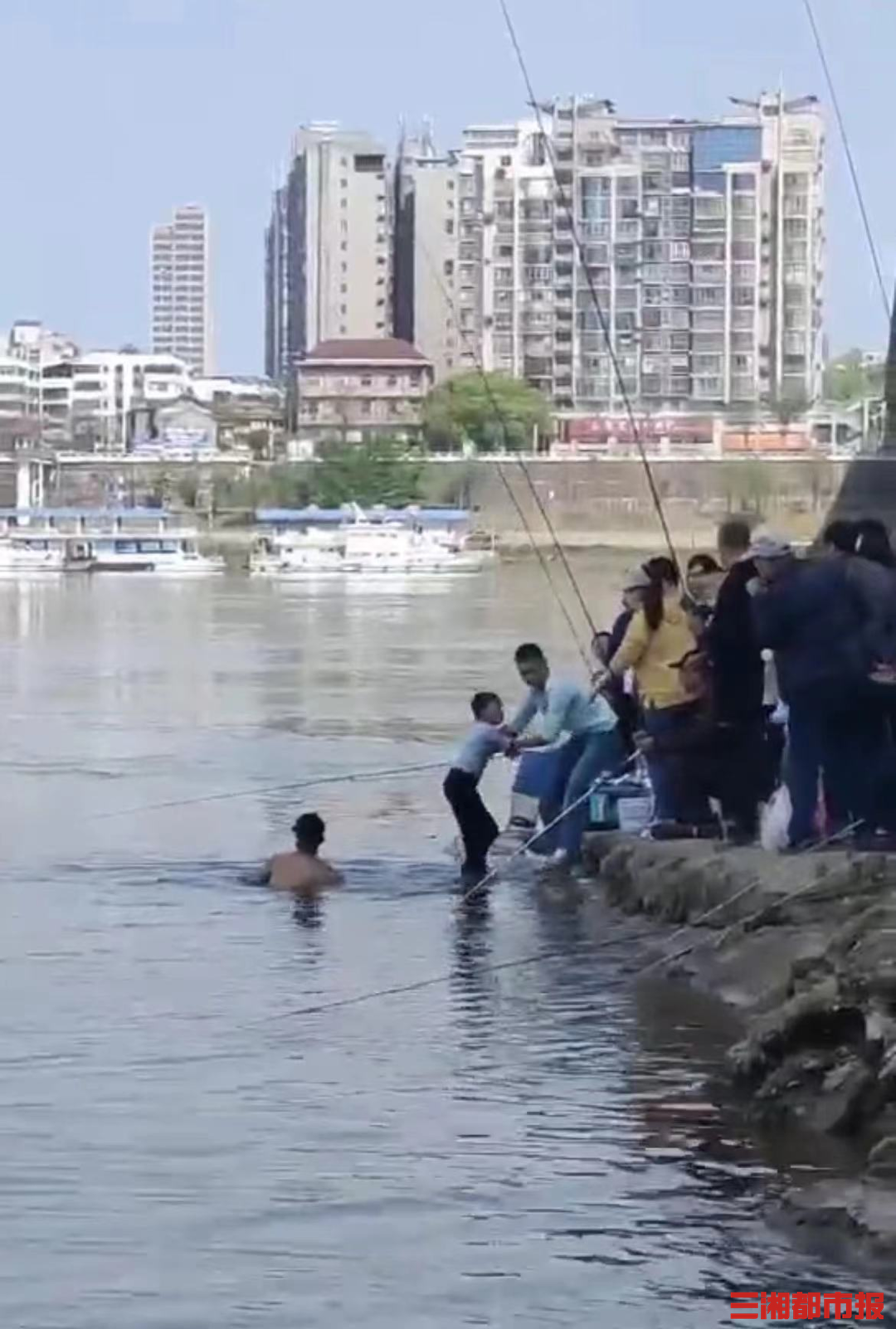 2610岁男童失足掉入湘江两位跳水接力救人的株洲好汉67获奖了