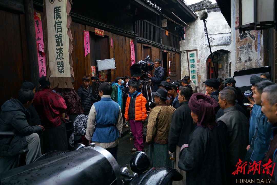 《一代洪商》剧组在古城南正街拍摄 《一代洪商》剧组在古城南正街拍摄