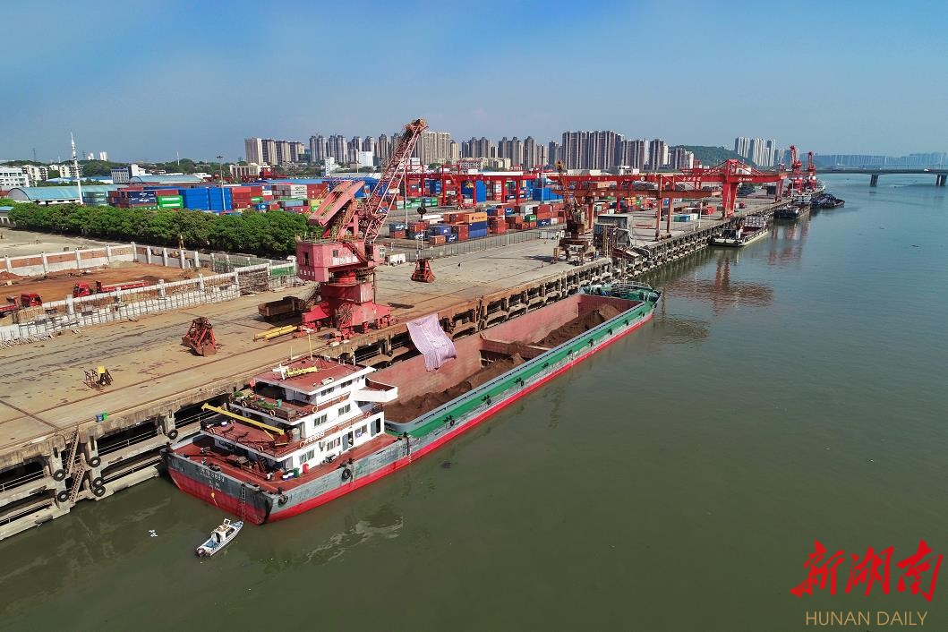 快讯丨长沙新港首迎万吨级货轮