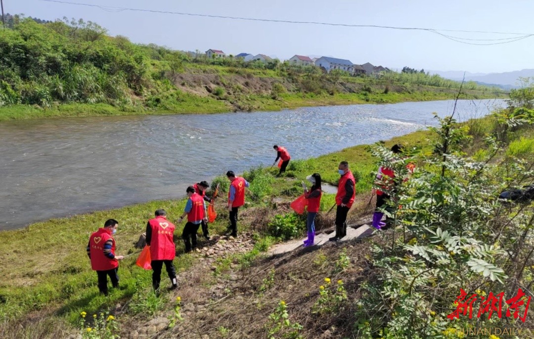 团攸县县委开展“‘河’在一起·保护母亲河”2022净滩行动