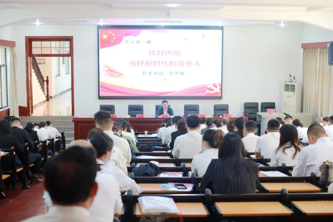 今天，王洪灿为他们讲授“开学第一课”