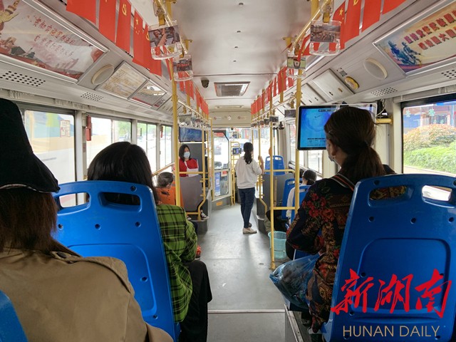 图为乘客佩戴口罩搭乘公交车 图为乘客佩戴口罩搭乘公交车