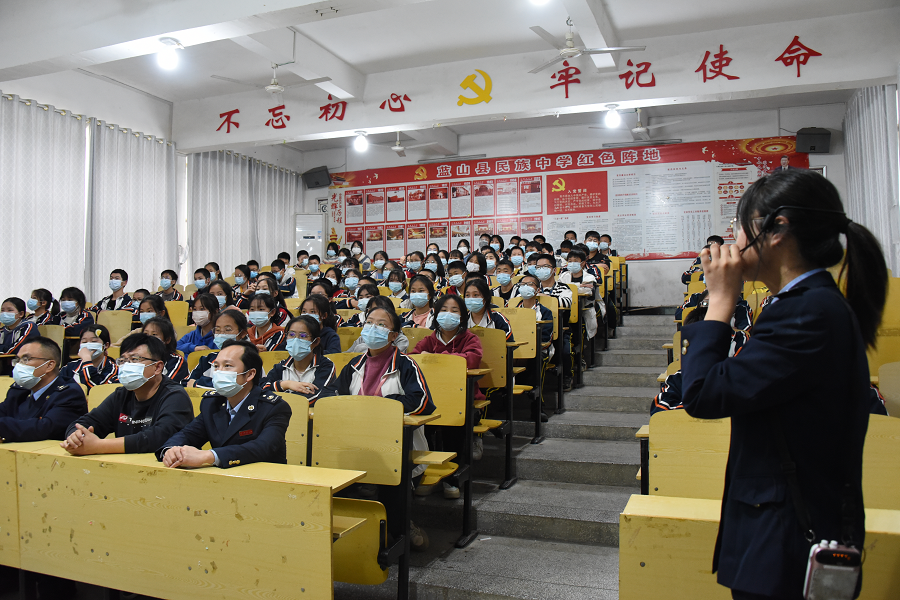 (国家税务总局蓝山县税务局青年税官走进蓝山县民族中学讲税法宣传课)