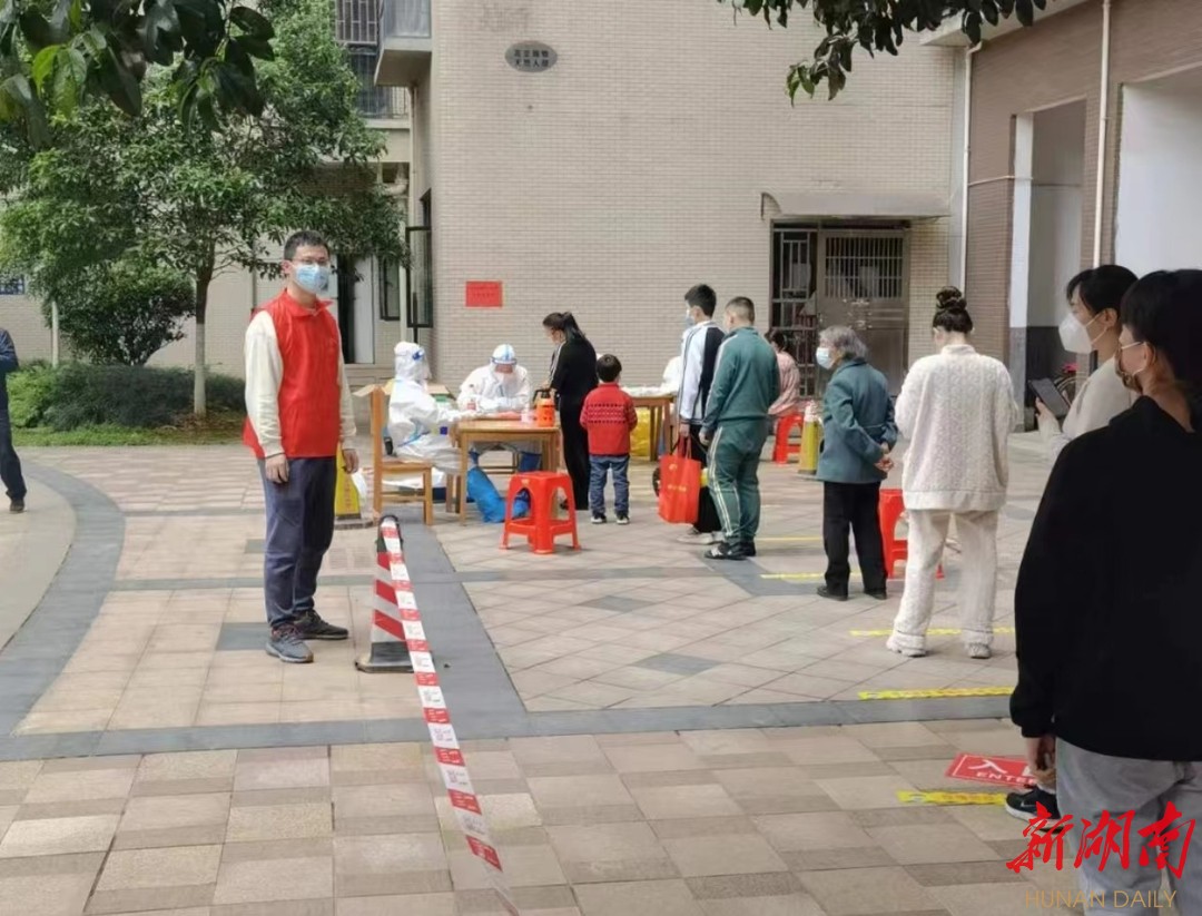 邵阳市人社局党员志愿者下沉社区一线助力抗疫