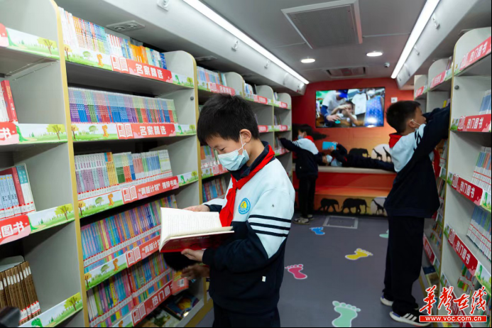 活动现场,湖南省首台专门用于为未成年人服务的校园流动图书车揭牌