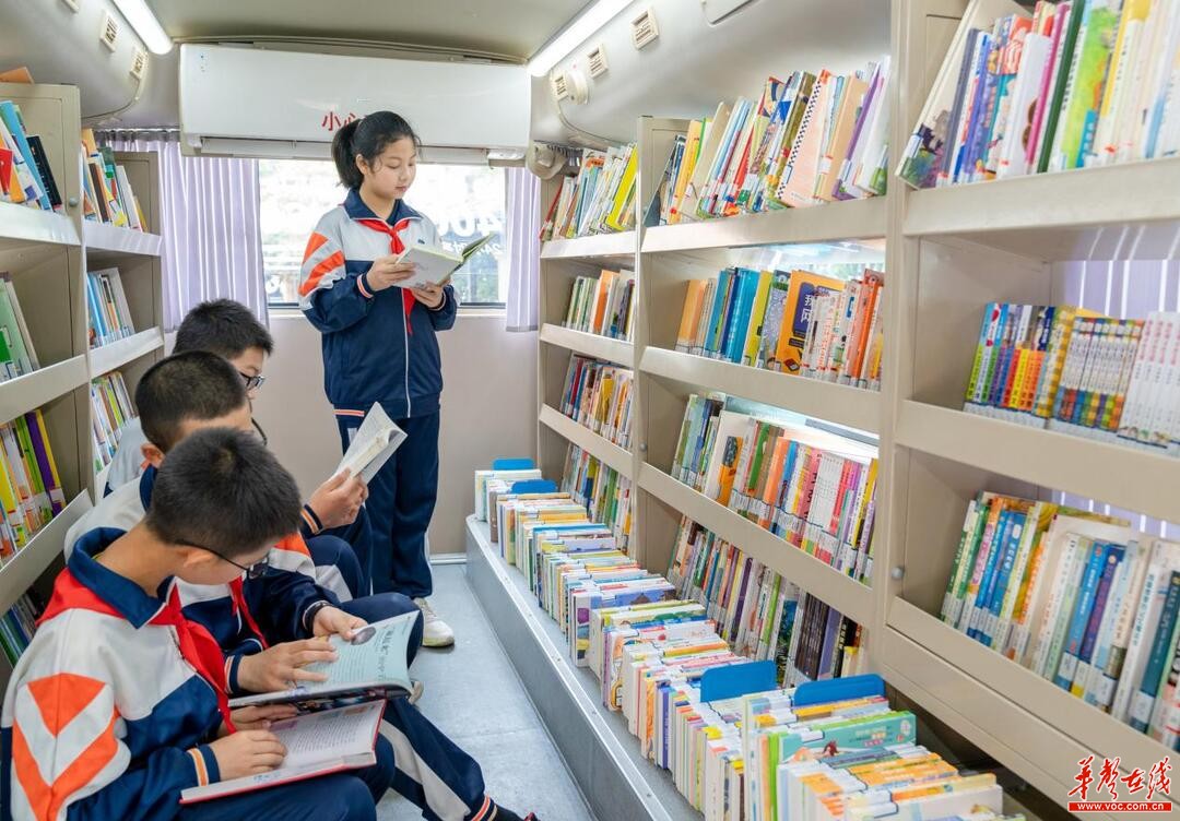 望城区雷锋图书馆与集镇小学正式开启馆校共建,长沙少儿流动图书馆在