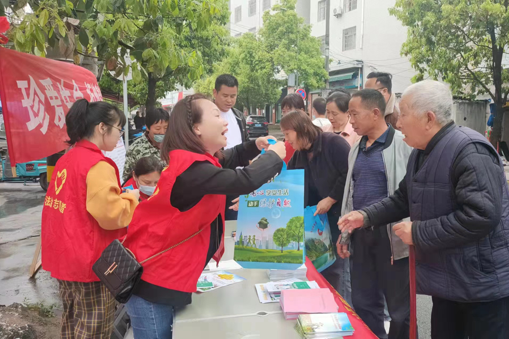 泸溪县自然资源局开展“4.22”世界地球日宣传活动