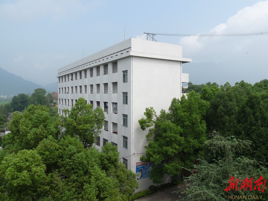 洞口九中,梦想的起点,理想的摇篮,军训中我们刚毅坚强,国旗下我们庄严