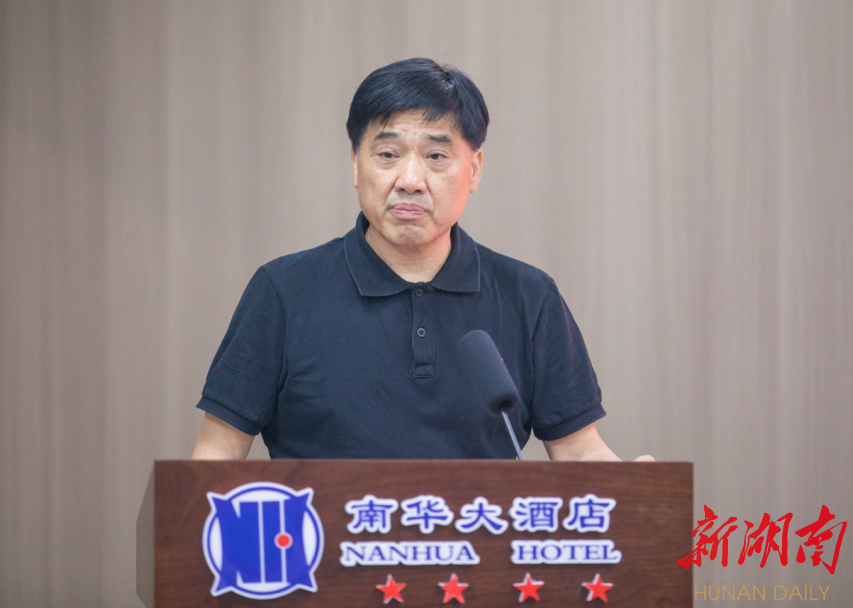 永州市住房保障服务中心副主任龙国庆宣布奖项名单 永州市住房保障服务中心副主任龙国庆宣布奖项名单