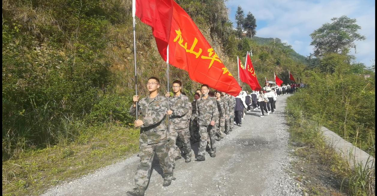 龙山县：百名团员学生重走家乡红军路