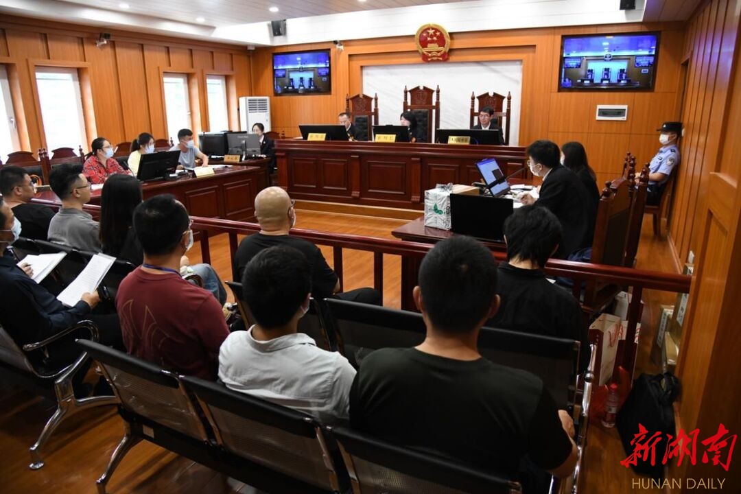件。当天庭审通过官方抖音网络平台同步直播,2万余人次在线旁听庭审。