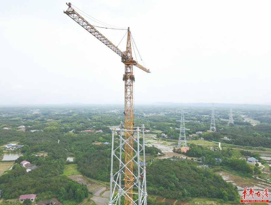 工人利用落地双摇臂和落地双平臂抱杆等先进设备进行杆塔组立施工