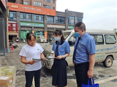 普法宣传走进社区。