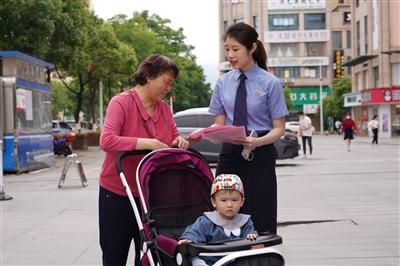 检察干警给社区居民发放宣传资料。