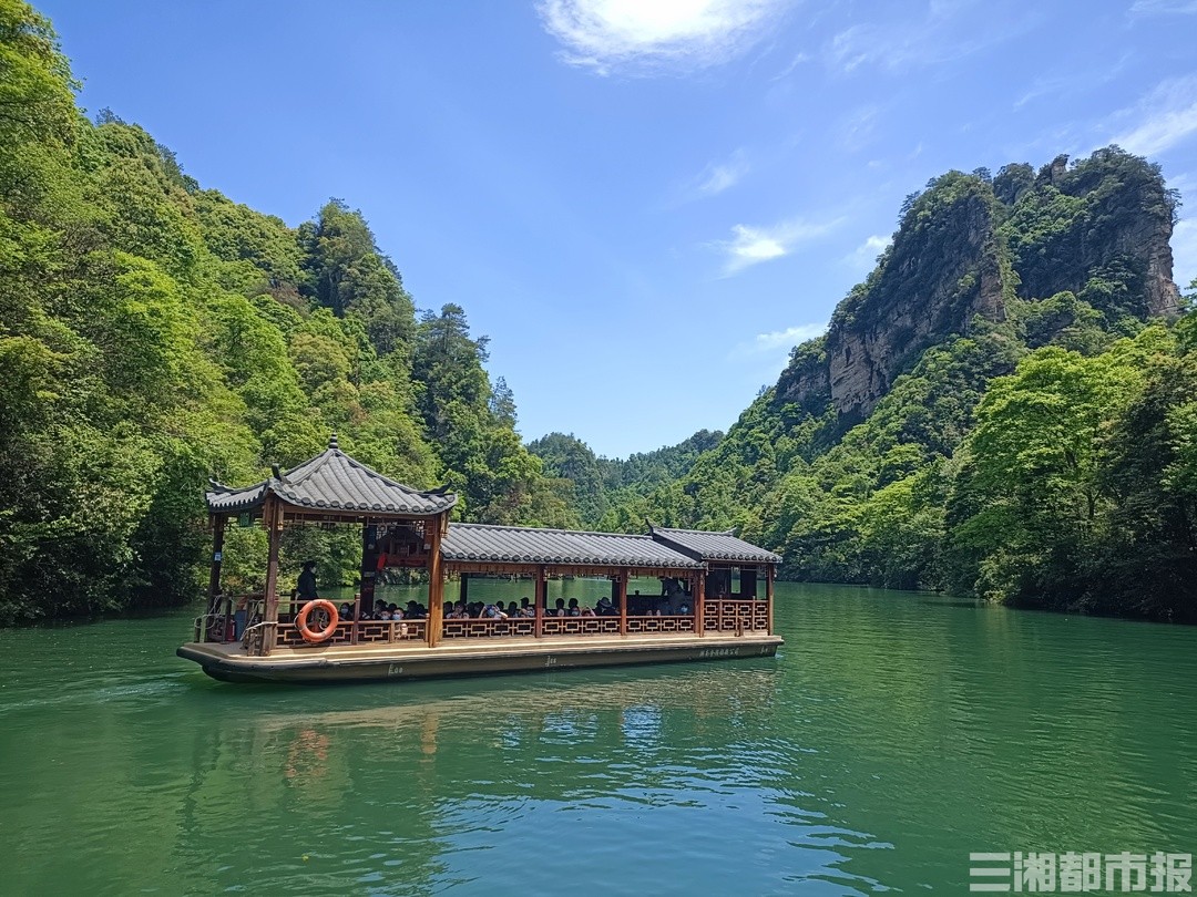 绿水青山游人欢张家界宝峰湖迎今年最热闹时刻