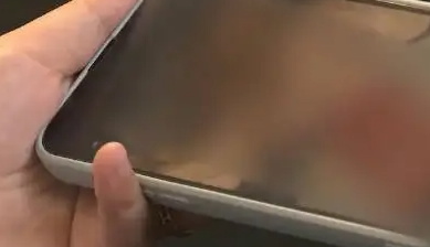 注意！医生提醒握手机要勤换姿势