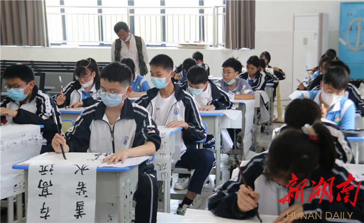 龙山县第二中学：现场书法比赛献礼党的二十大