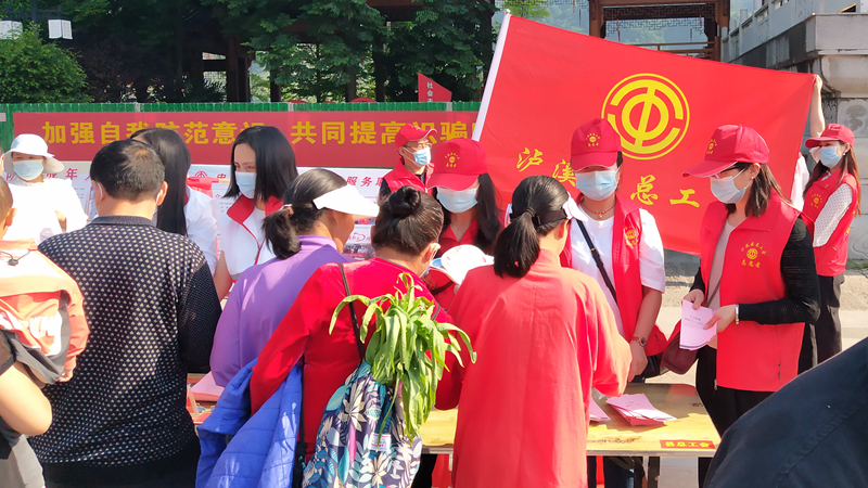 平安泸溪在行动丨泸溪县总工会开展新《工会法》宣传