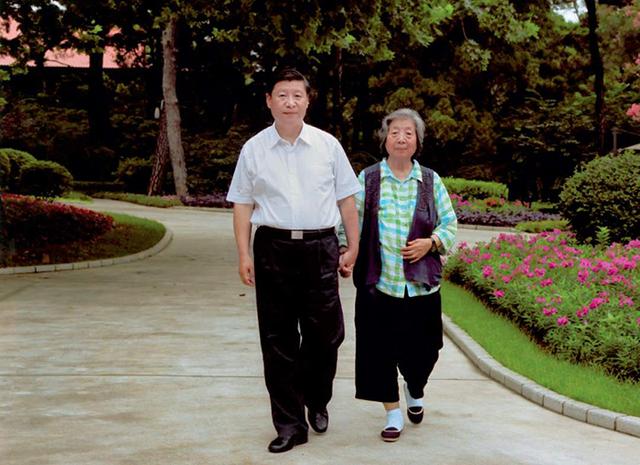 习近平与母亲的故事