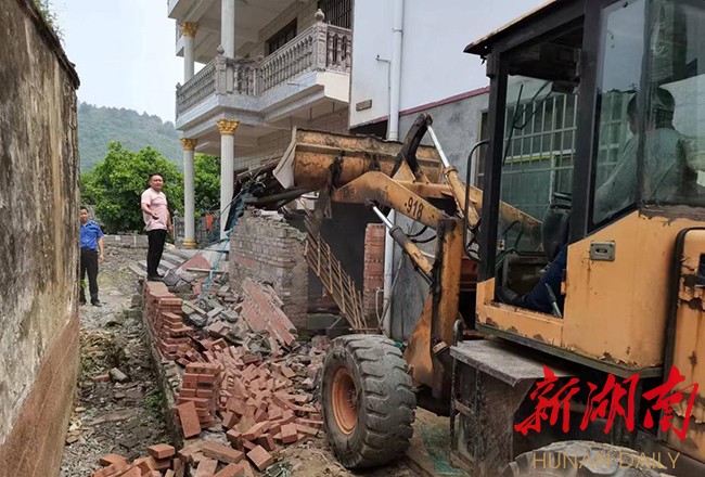 沅陵麻溪铺镇依法拆除一处农村违法建房-新湖南