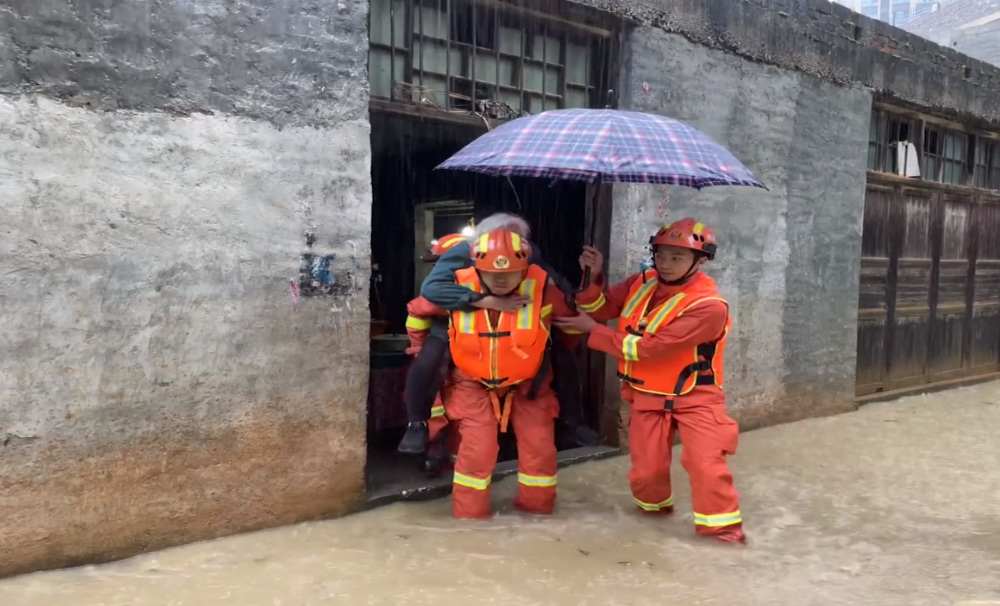 突降暴雨90岁老人被困 宁远消防紧急救援