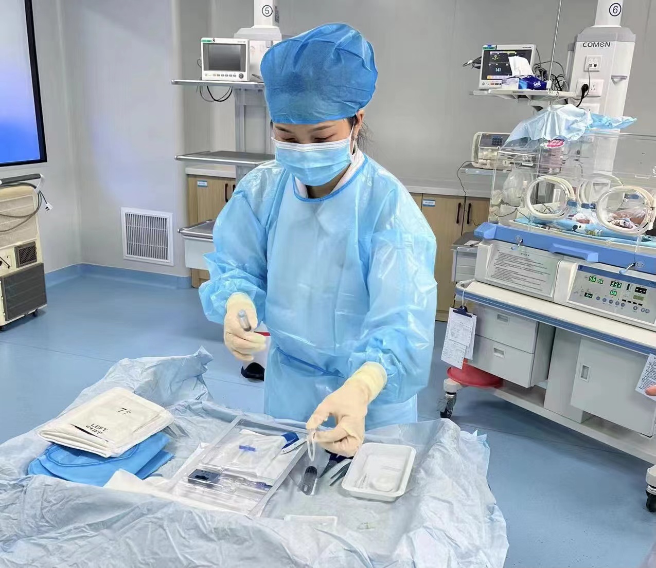 年轻医生准备手术-蓝牛仔影像-中国原创广告影像素材