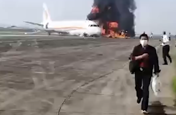 重庆江北国际机场一飞机冲出跑道起火