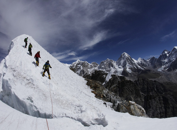 尼泊尔女登山者创纪录第10次登顶珠峰