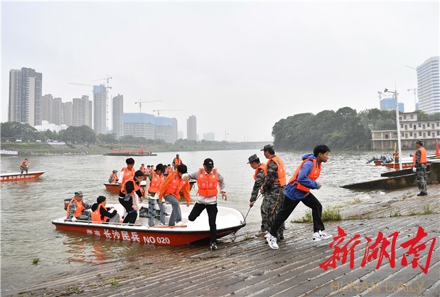 无人机、水上机器人、水上救援航母出动——湖南省2022年“5·12全国防灾减灾日”宣传演练科技感十足