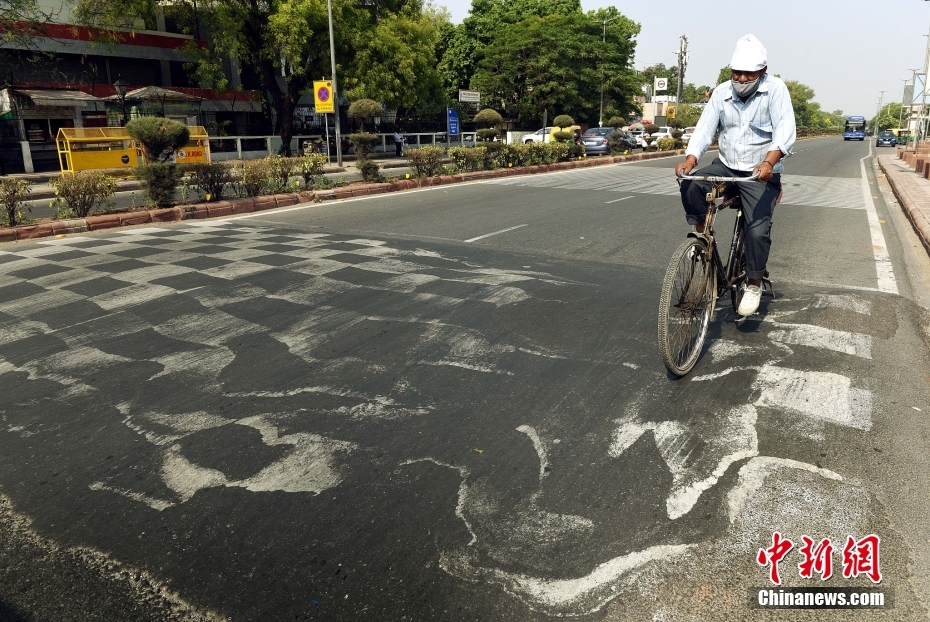 极端热浪袭击印度新德里沥青路被晒化