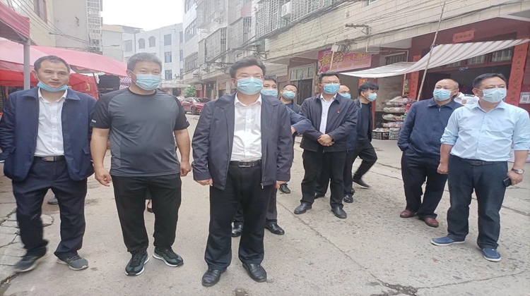 王洪灿调研房屋安全隐患整改工作