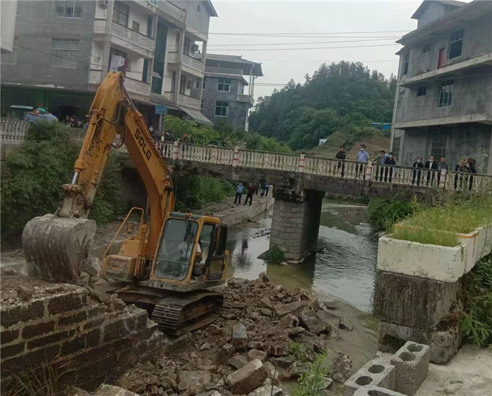 桂塘镇：拆除废弃遗留桥墩 疏通行洪通道