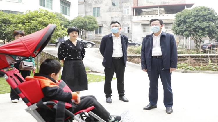 王洪灿慰问困难残疾人