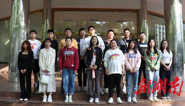 生物与食品工程学院部分被拟录取为硕士研究生的学生与辅导员孙媛媛(右四)的合影。(唐晓燕 张文茹 摄) 生物与食品工程学院部分被拟录取为硕士研究生的学生与辅导员孙媛媛(右四)的合影。(唐晓燕 张文茹 摄)