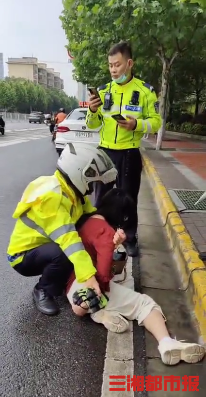 女子被撞倒地受伤交警绅士手托扶