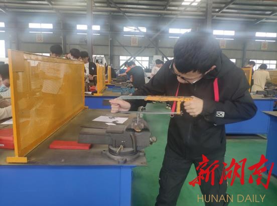 钳工实操考试。杨峰 摄 钳工实操考试。杨峰 摄