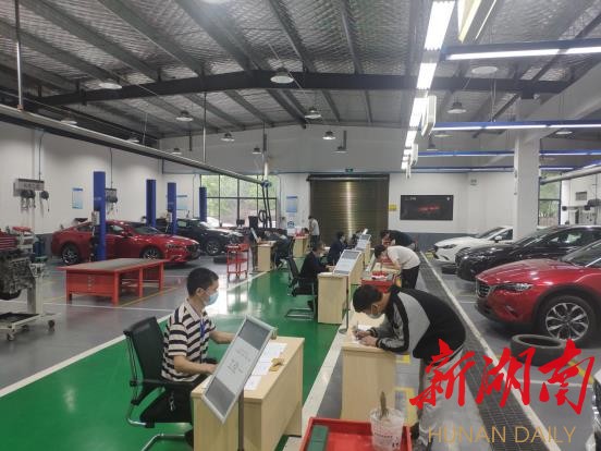 汽车修理工实操考试。杨峰 摄 汽车修理工实操考试。杨峰 摄