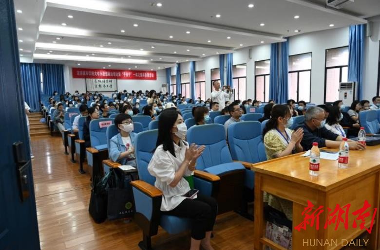 师生们认真听课。李诗琪 摄 师生们认真听课。李诗琪 摄