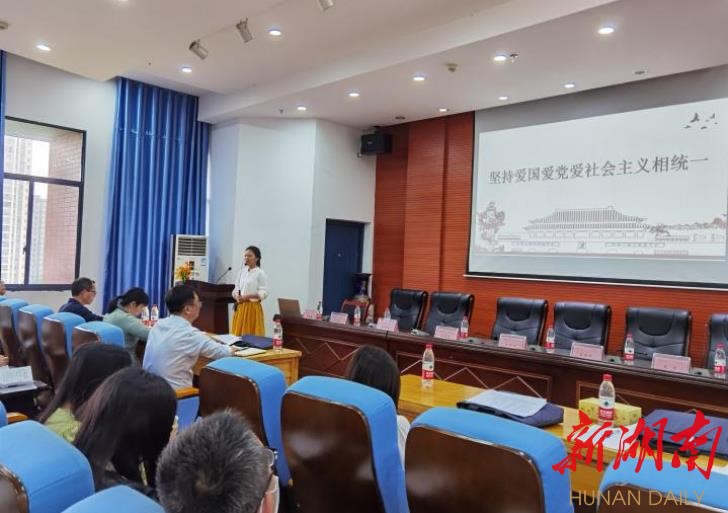 佟志阳老师进行教学展示。李诗琪 摄 佟志阳老师进行教学展示。李诗琪 摄