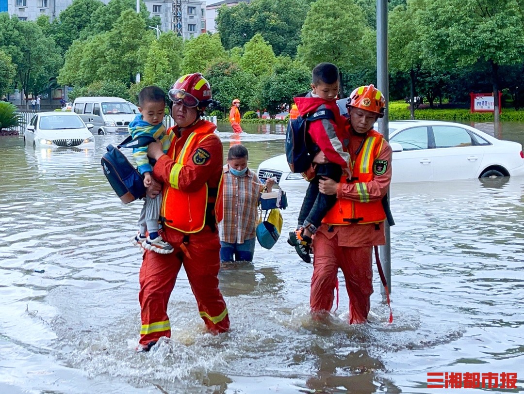 暴雨袭击湖南凤凰 水位暴涨古城被淹-现场-长沙晚报网