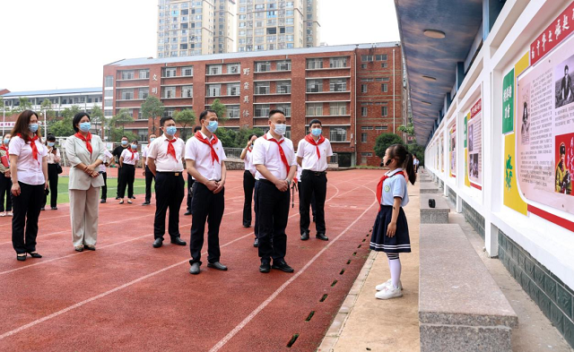 李彦文参加吉星小学庆祝“六一”国际儿童节活动
