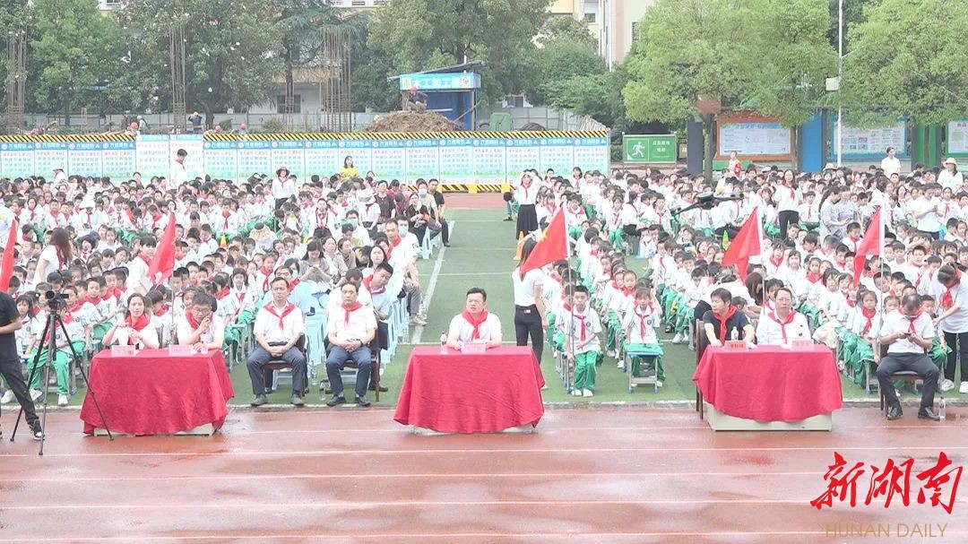 “喜迎二十大 争做好队员”我县举行少先队新队员示范性入队仪式