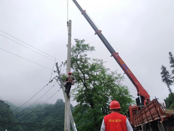 国网凤凰县供电公司：暴雨来袭，供电员工坚守阵地保供电