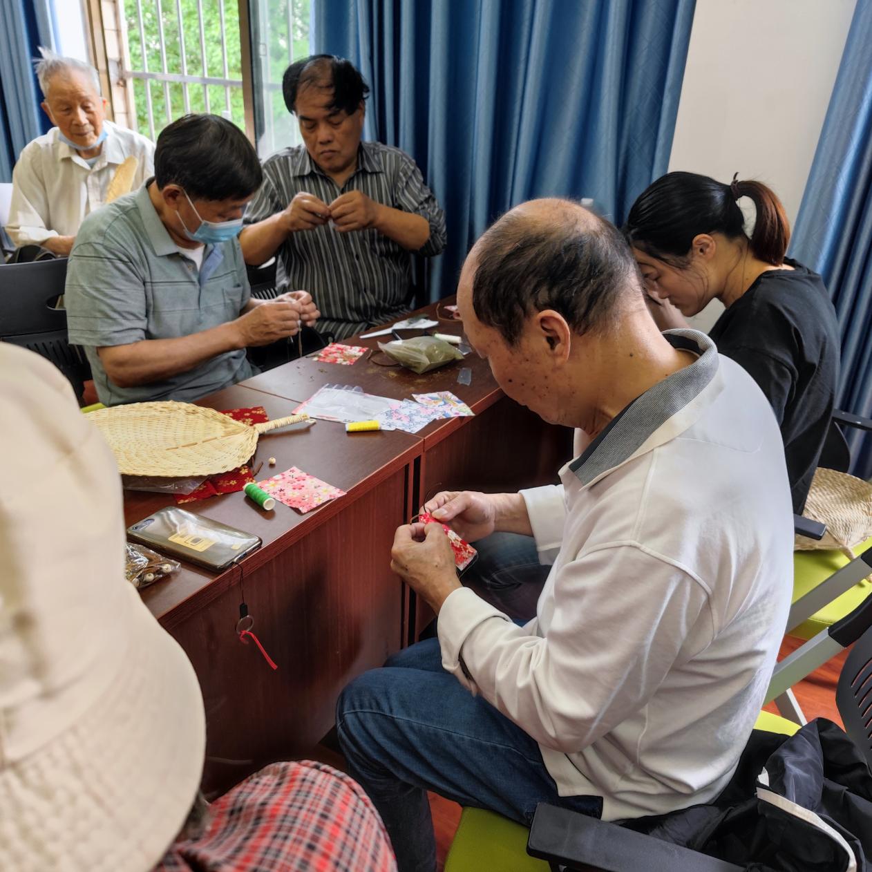 长沙民政职院财管学院开展“剪出端午爱，猜出端午情”主题活动