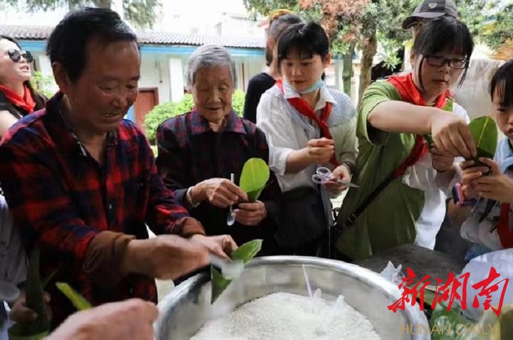 我们的节日·端午|大通湖区：少先队员情暖敬老院