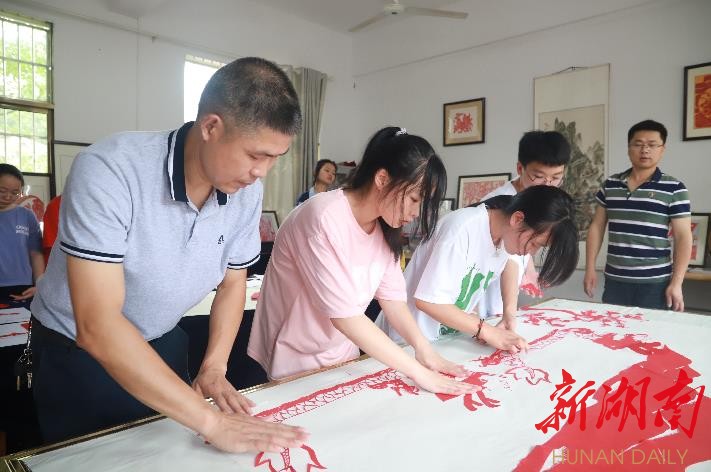 我们的节日·端午|桃江三官桥中学：“巧手”传民俗“剪纸”过端午